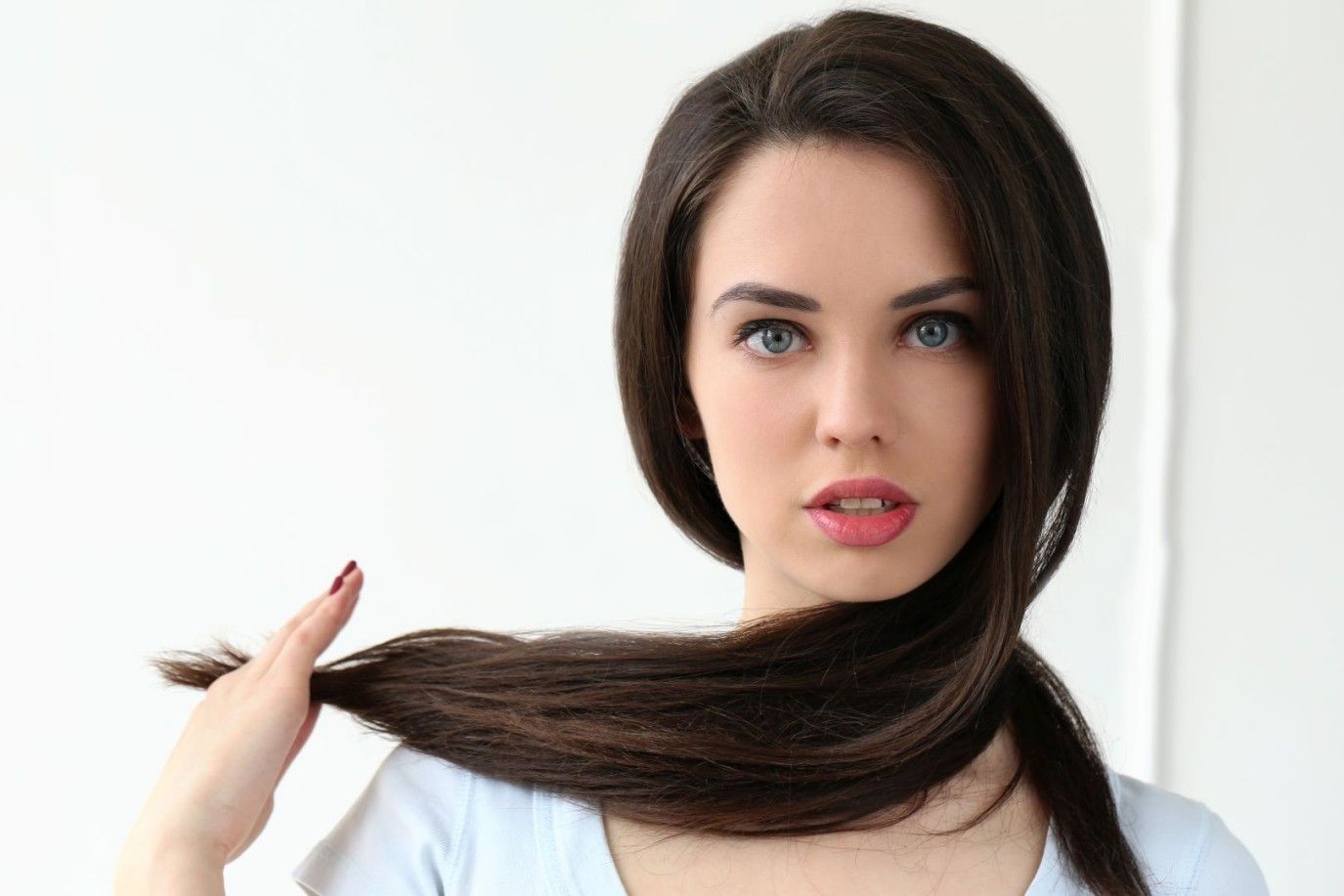 أفضل خلطات الشاي الطبيعية لصبغ الشعر بطريقة آمنة.. إليك طريقة تحضيرها