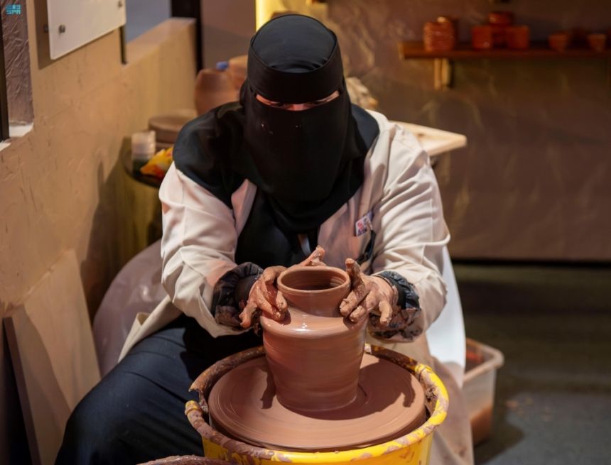 إبداع وتجارة.. "بنان" يسوق الحرف اليدوية ويحولها لمشروعات مستدامة