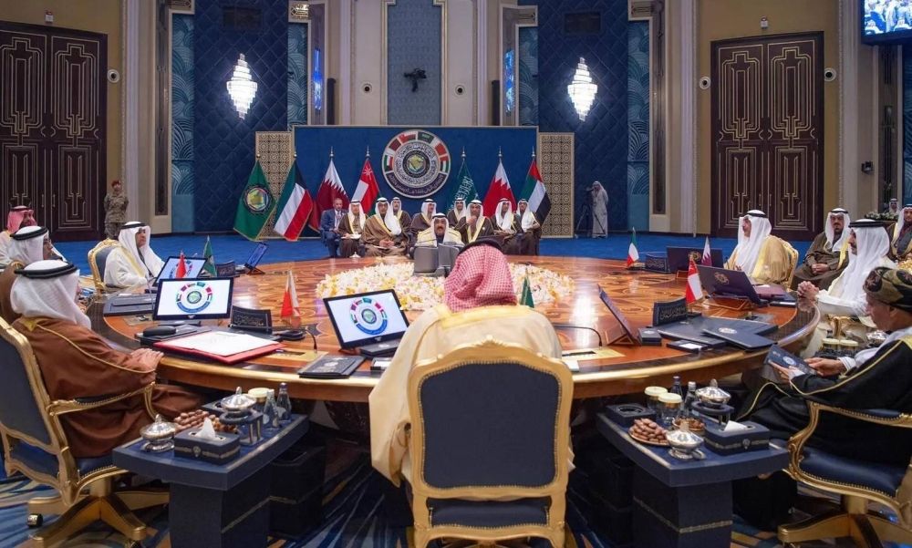 القمة الخليجية تدعو المجتمع الدولي لوقف النار في غزة