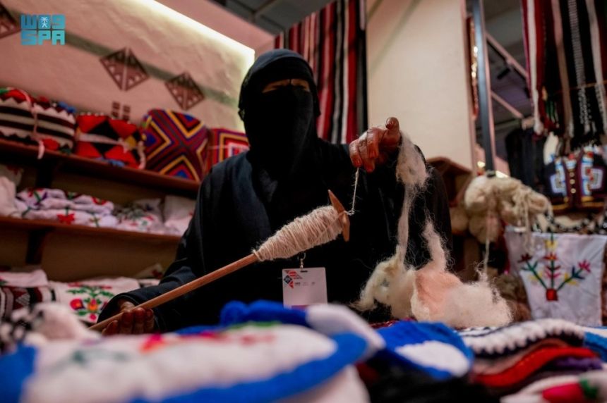 صور| الحرفيون السعوديون يبرزون تراث المملكة أمام العالم في "بنان"