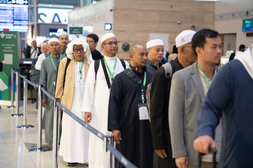 بعد أداء المناسك.. توديع طلائع الدفعة الأولى من ضيوف برنامج العمرة