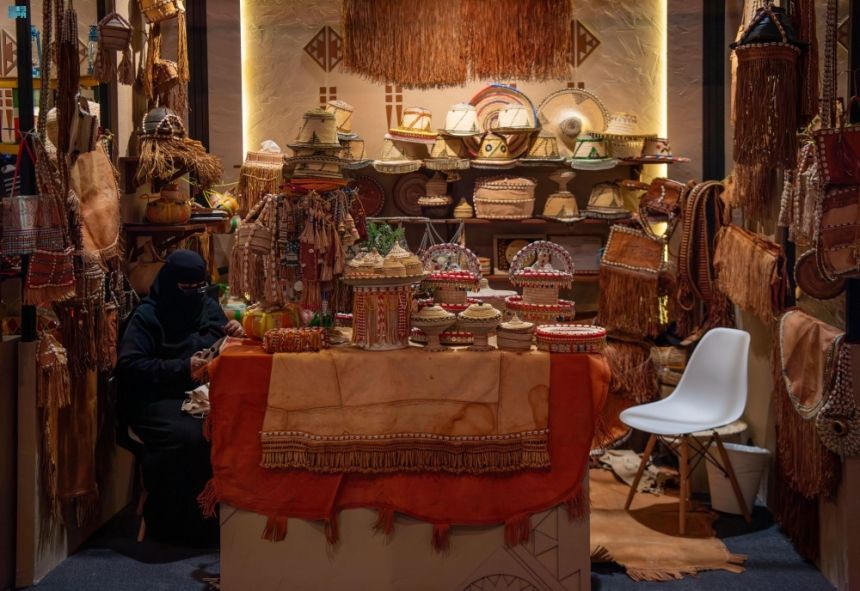 إبداع وتجارة.. "بنان" يسوق الحرف اليدوية ويحولها لمشروعات مستدامة