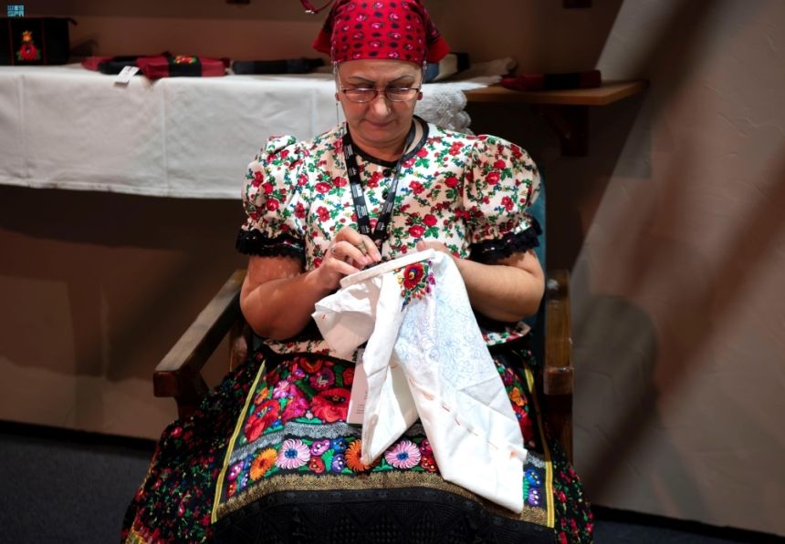 إبداع وتجارة.. "بنان" يسوق الحرف اليدوية ويحولها لمشروعات مستدامة