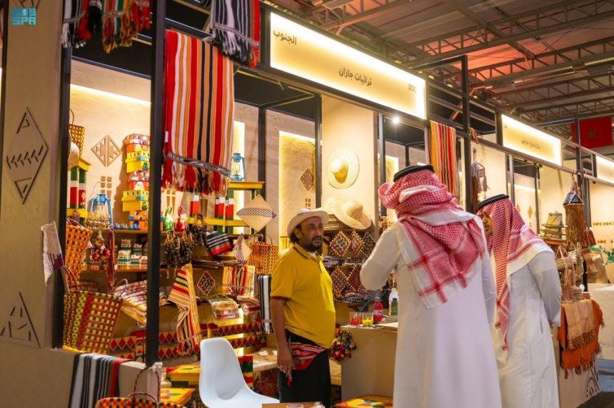 صور| الحرفيون السعوديون يبرزون تراث المملكة أمام العالم في "بنان"