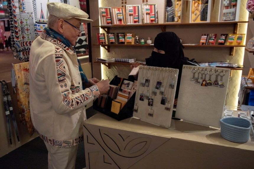 إبداع وتجارة.. "بنان" يسوق الحرف اليدوية ويحولها لمشروعات مستدامة