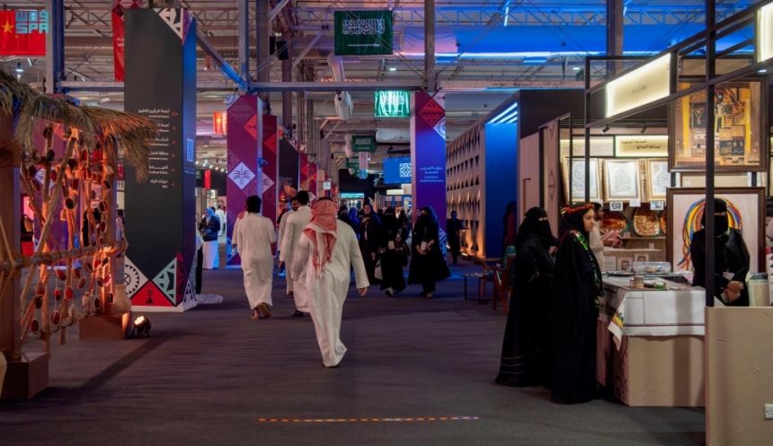 صور| الحرفيون السعوديون يبرزون تراث المملكة أمام العالم في "بنان"