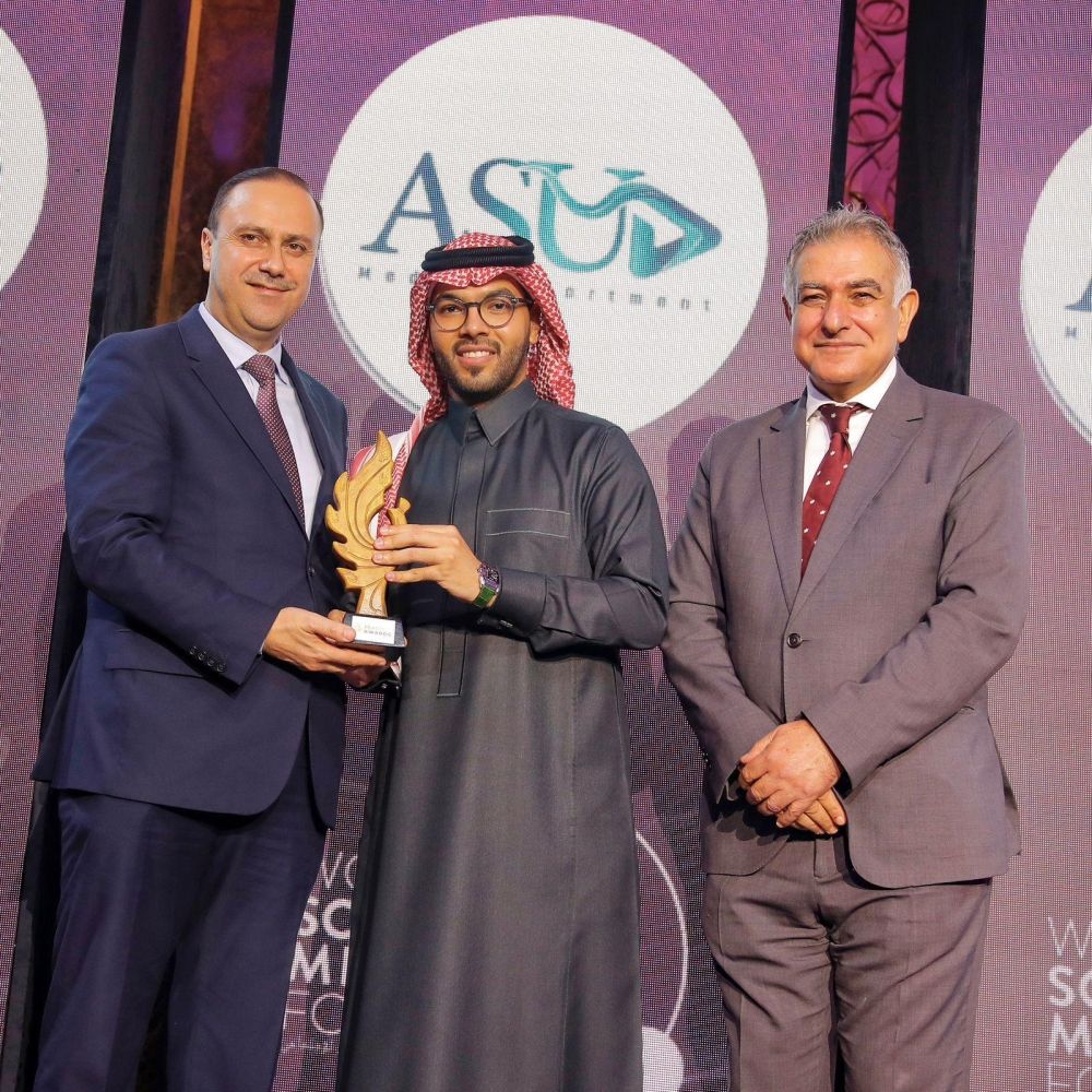 تكريم مذيع سعودي في المنتدى العالمي للتواصل الاجتماعي بالأردن