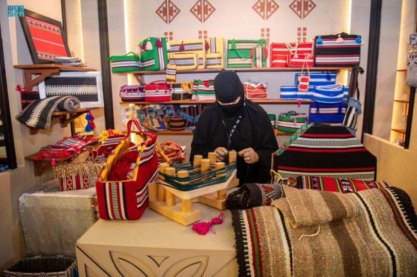 صور| الحرفيون السعوديون يبرزون تراث المملكة أمام العالم في "بنان"