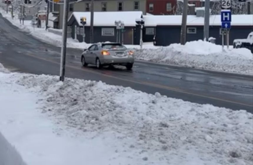 ثلوج كثيفة.. مناطق في أمريكا تصاب بحالة تجمد شديدة