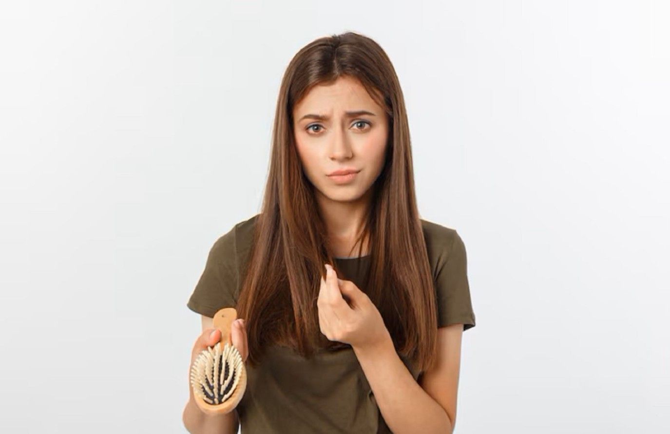 تساقط الشعر بكثرة مشكلة شائعة جداً.. إليك أسبابه وعلاجه وطرق الوقاية