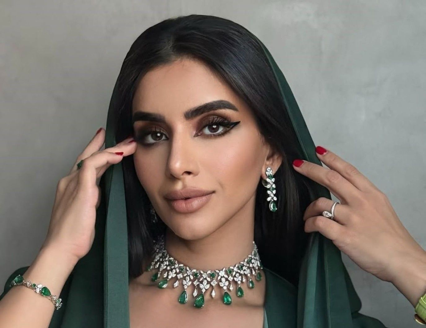 تألقي في اليوم الوطني الإماراتي بمكياج مميز من وحي مدونات الموضة الإماراتيات