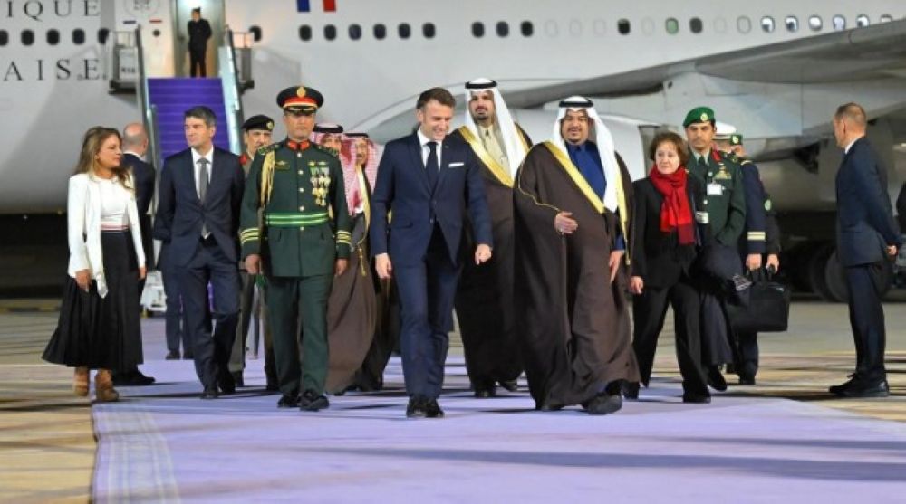 الرئيس الفرنسي يصل الرياض للمشاركة في قمة "المياه الواحدة"