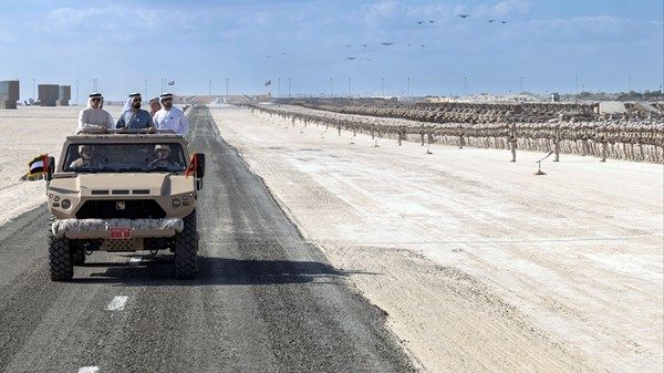 محمد بن راشد يشهد «وقفة ولاء» أضخم عرض اصطفاف لمنتسبي القوات المسلحة