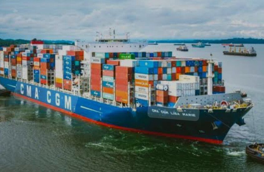 الخليج اليوم .. غرق سفينة ضخمة قبالة سواحل مصر قادمة من اليمن