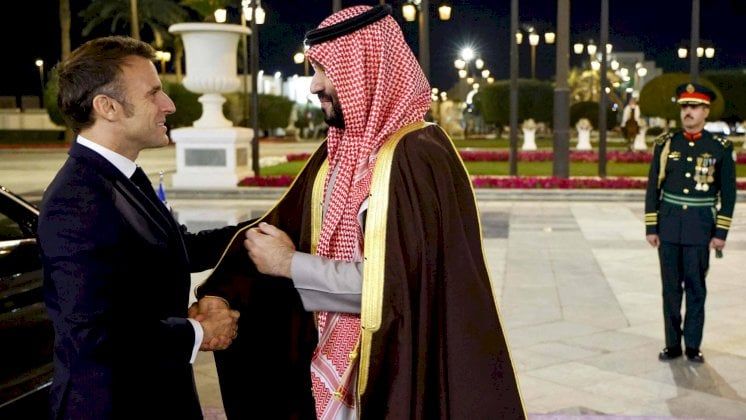 ماكرون في الرياض.. "السياسية ليست قبل الاقتصاد"