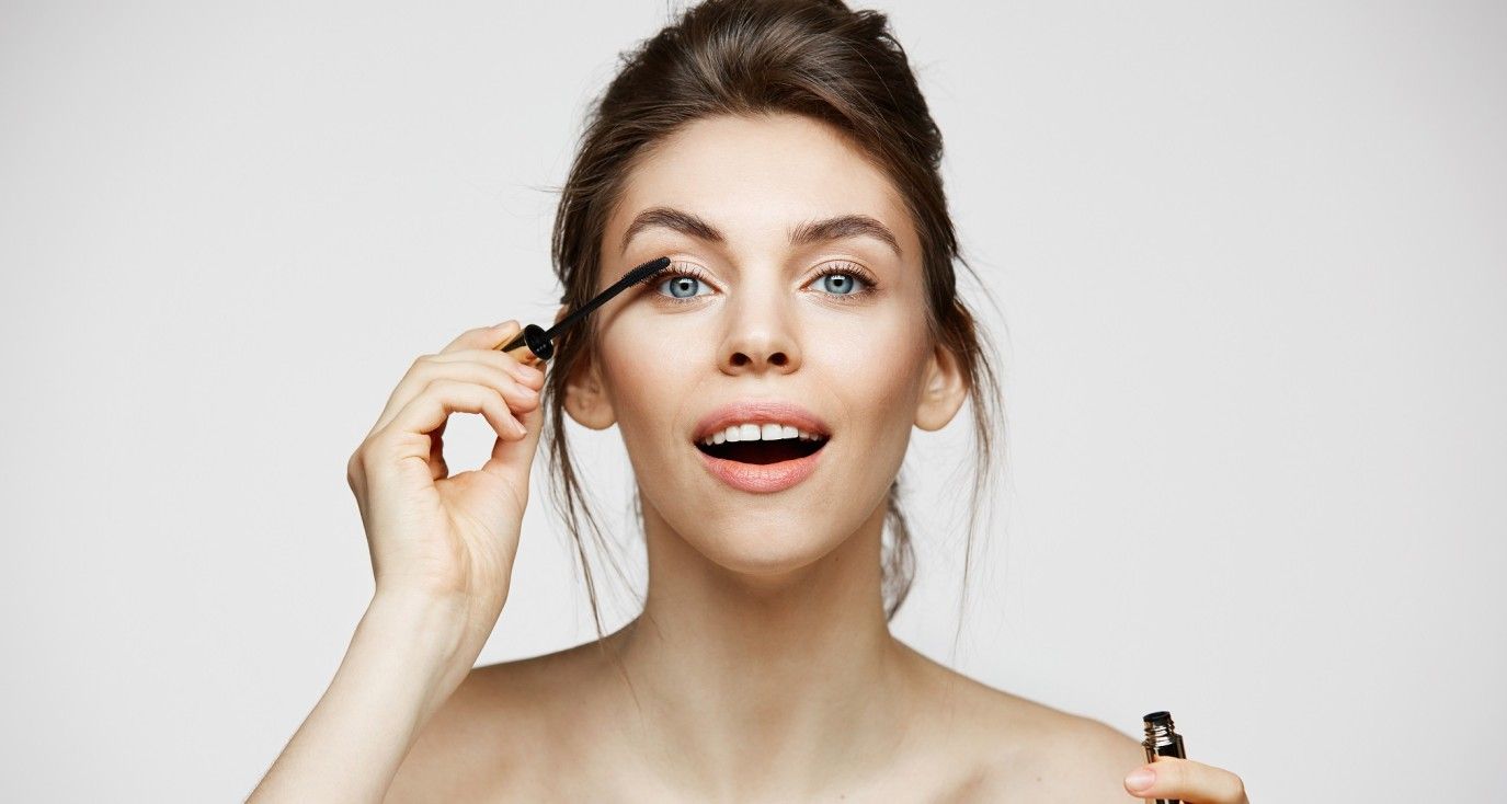 احصلي على رموش طويلة وكثيفة بزيت الخروع.. إليك أفضل الوصفات المجرّبة