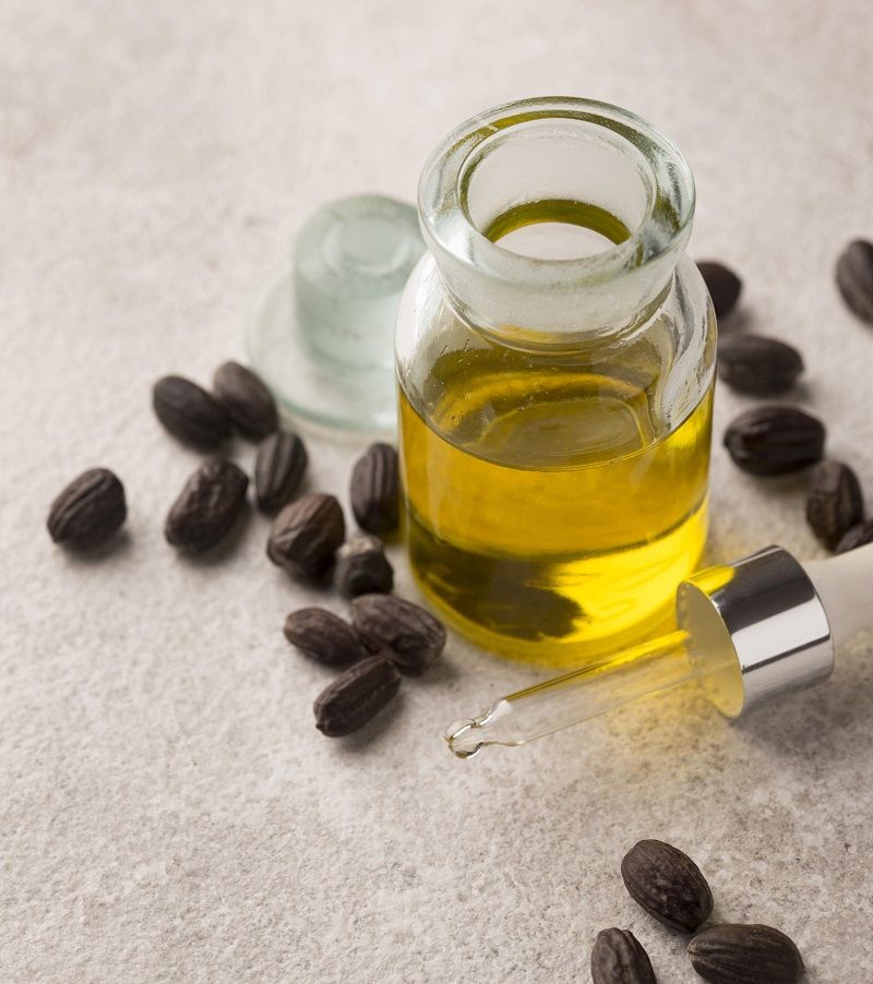 احصلي على رموش طويلة وكثيفة بزيت الخروع.. إليك أفضل الوصفات المجرّبة