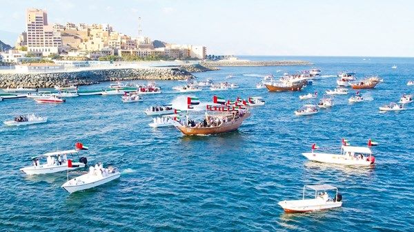مسيرة بحرية في دبا الفجيرة احتفالاً بـ«عيد الاتحاد»