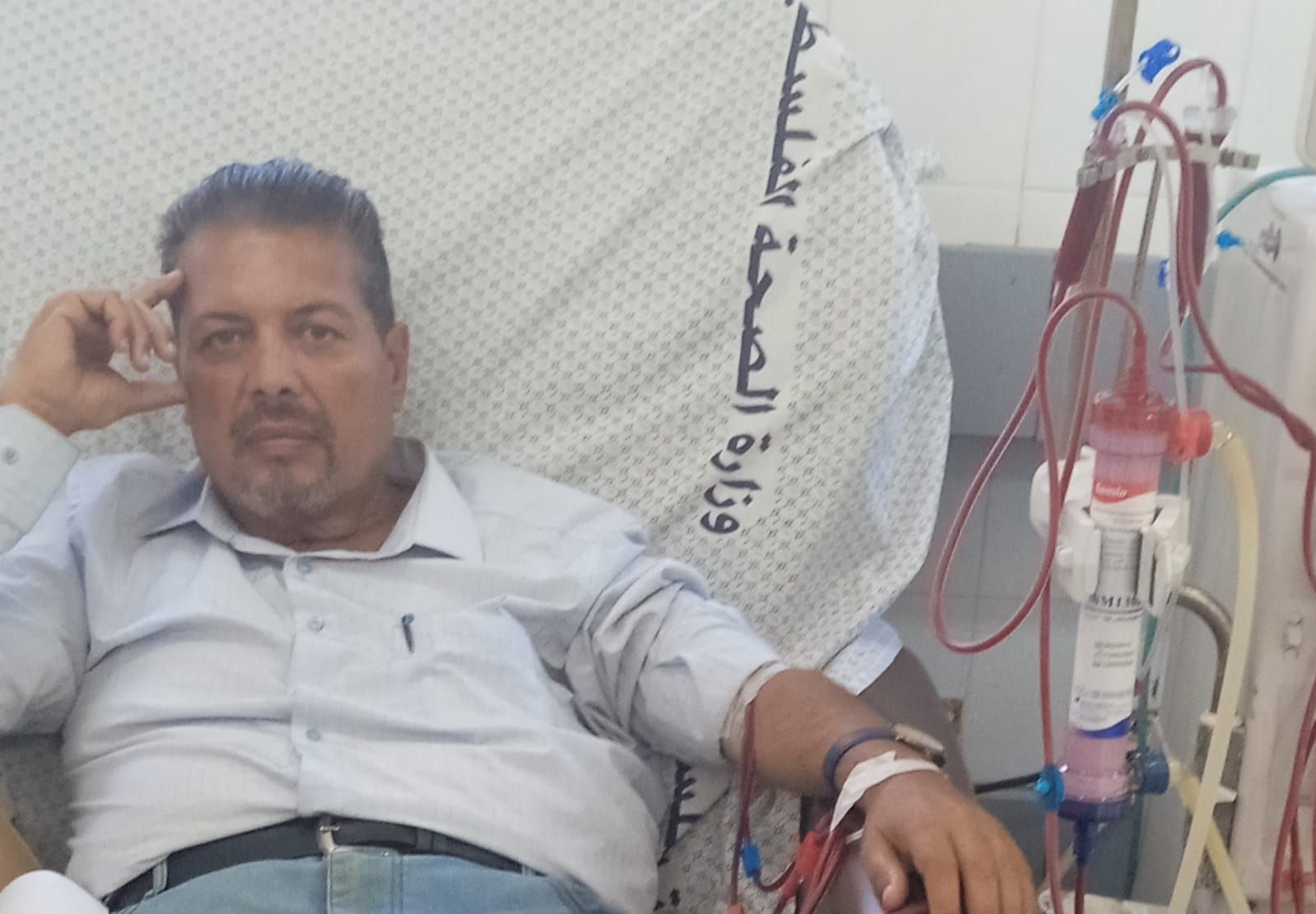 سرطان وفشل كلوى وسكر.. وائل سكيك فلسطينى ستينى يتحدى المرض تحت قصف الاحتلال بغزة