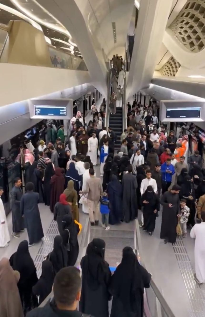 حفاوة وسرعة.. "اليوم" ترصد انطباعات الركاب عن "مترو الرياض"