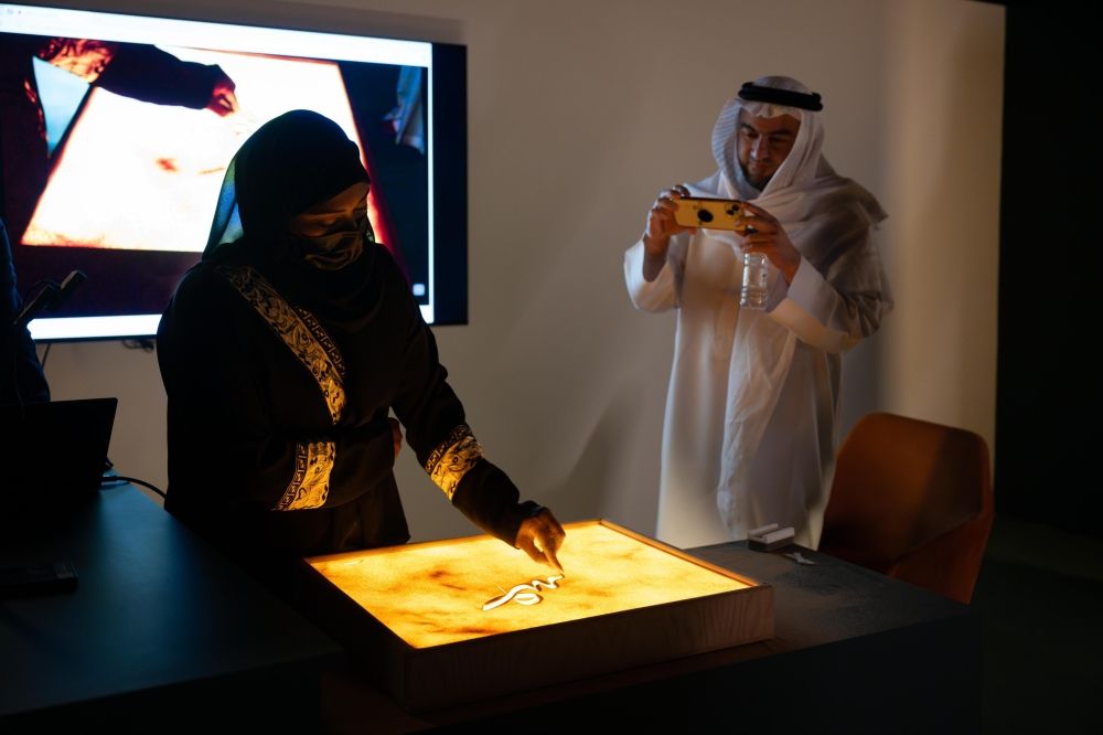 شاهد| "الرسم على الرمال" فعالية تراثية بمعرض المخطوطات السعودي