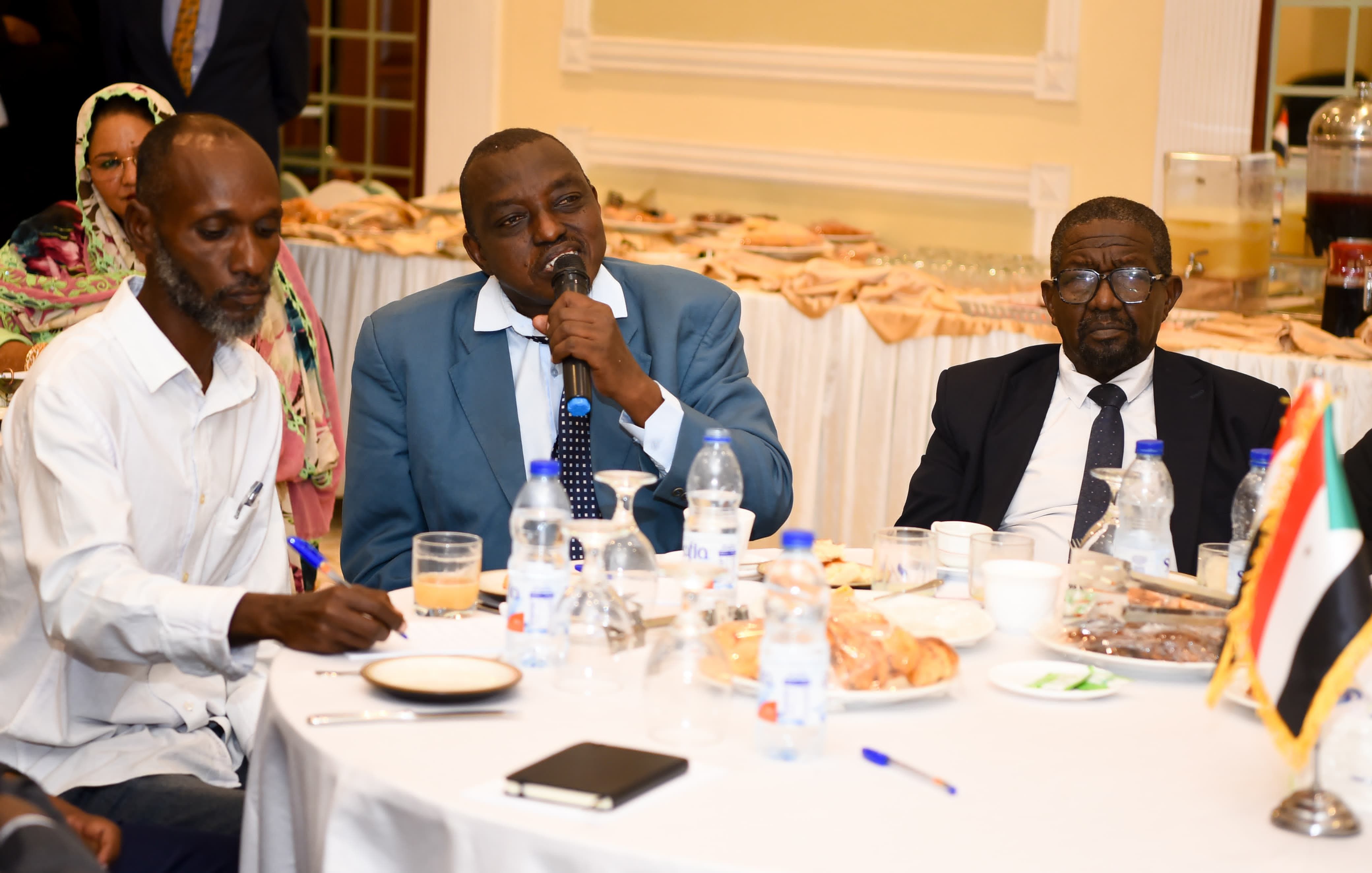 وزير الخارجية يلتقي مجموعة من السياسيين السودانيين وممثلي المجتمع المدني السوداني