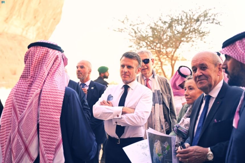 شاهد | الرئيس الفرنسي يستعرض معالم العلا الأثرية