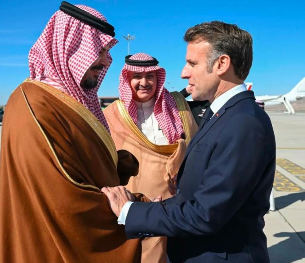 الرئيس الفرنسي يصل إلى العلا في إطار زيارته للمملكة