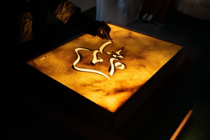 شاهد| "الرسم على الرمال" فعالية تراثية بمعرض المخطوطات السعودي