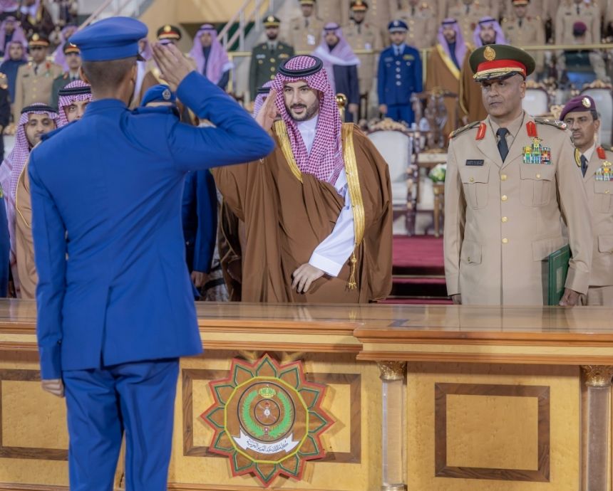 وزير الدفاع يرعى حفل تخريج طلبة دورات تأهيل الضباط الجامعيين