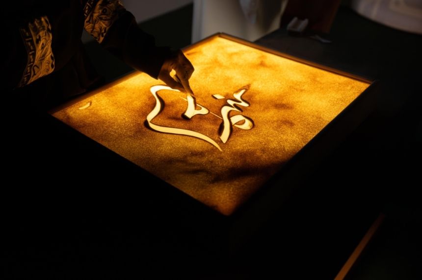 شاهد| "الرسم على الرمال" فعالية تراثية بمعرض المخطوطات السعودي