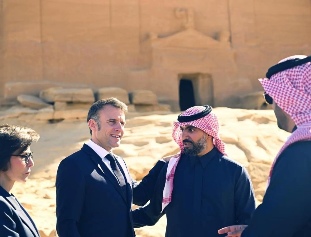 في ختام زيارته للمملكة.. الرئيس الفرنسي يغادر العلا