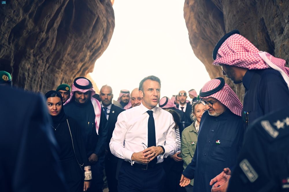 شاهد | الرئيس الفرنسي يستعرض معالم العلا الأثرية