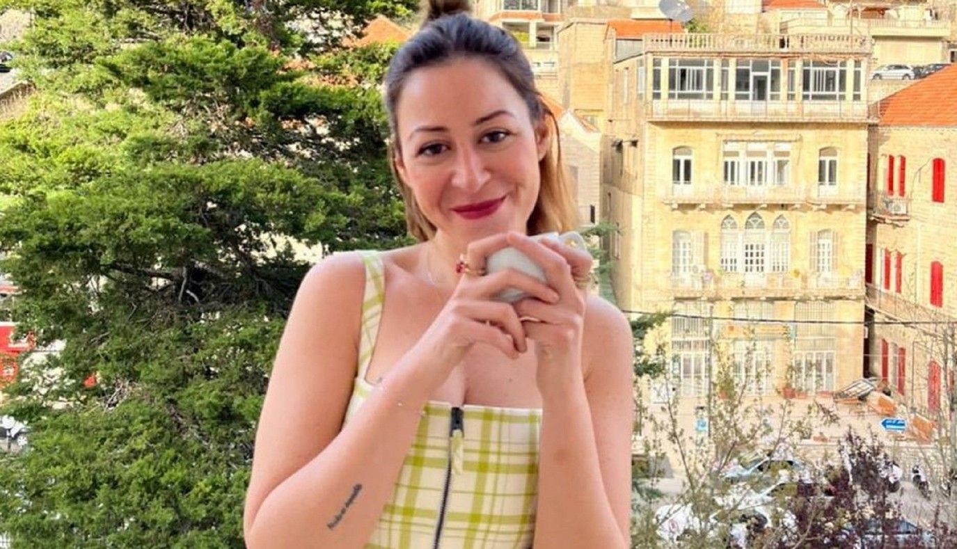 منة شلبي تحتفل بنجاح تجربتها المسرحية الأولى "شمس وقمر"