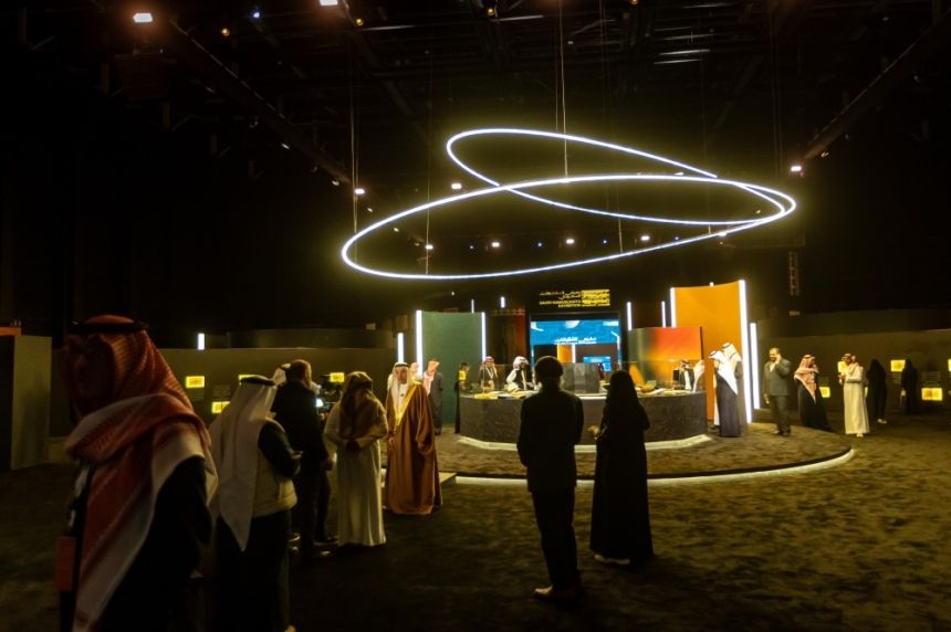 شاهد| "الرسم على الرمال" فعالية تراثية بمعرض المخطوطات السعودي