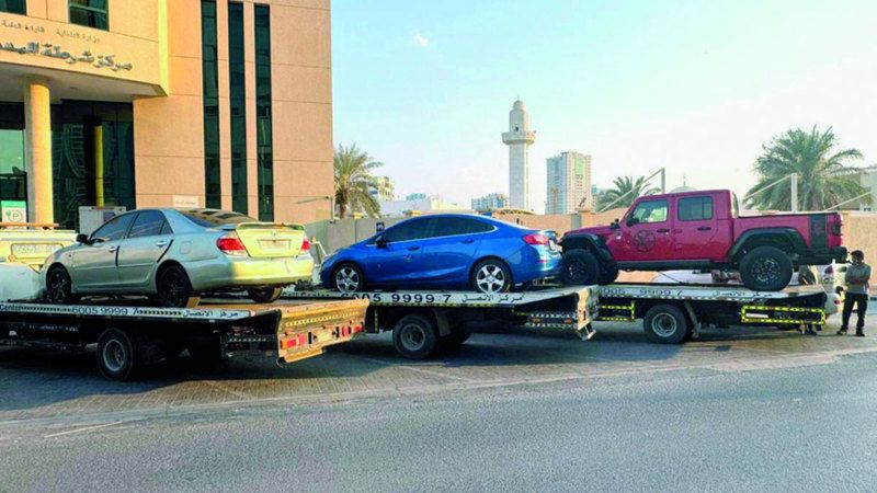 الامارات | شرطة عجمان تضبط سائقِين وتحجز مركباتهم لارتكاب سلوكيات خطرة