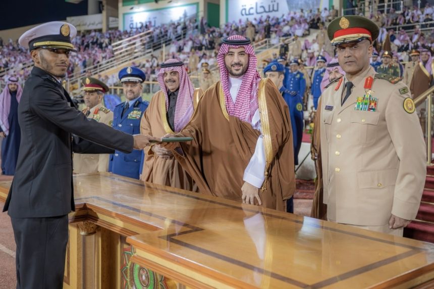 وزير الدفاع يرعى حفل تخريج طلبة دورات تأهيل الضباط الجامعيين