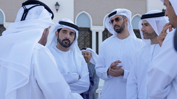 حمدان بن محمد يلتقي أعيان البلاد والوزراء وكبار المسؤولين