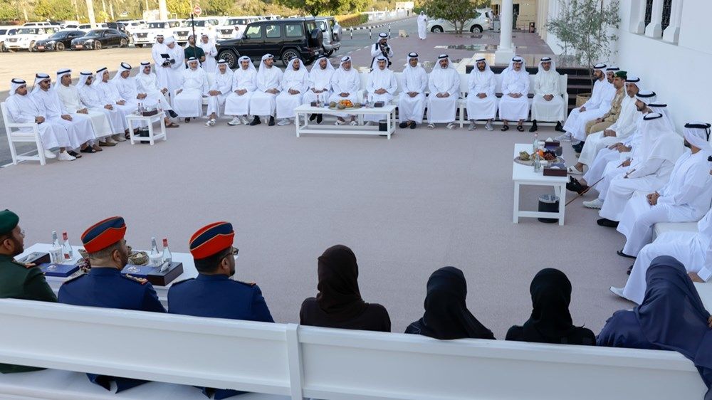 حمدان بن محمد يلتقي أعيان البلاد والوزراء وكبار المسؤولين