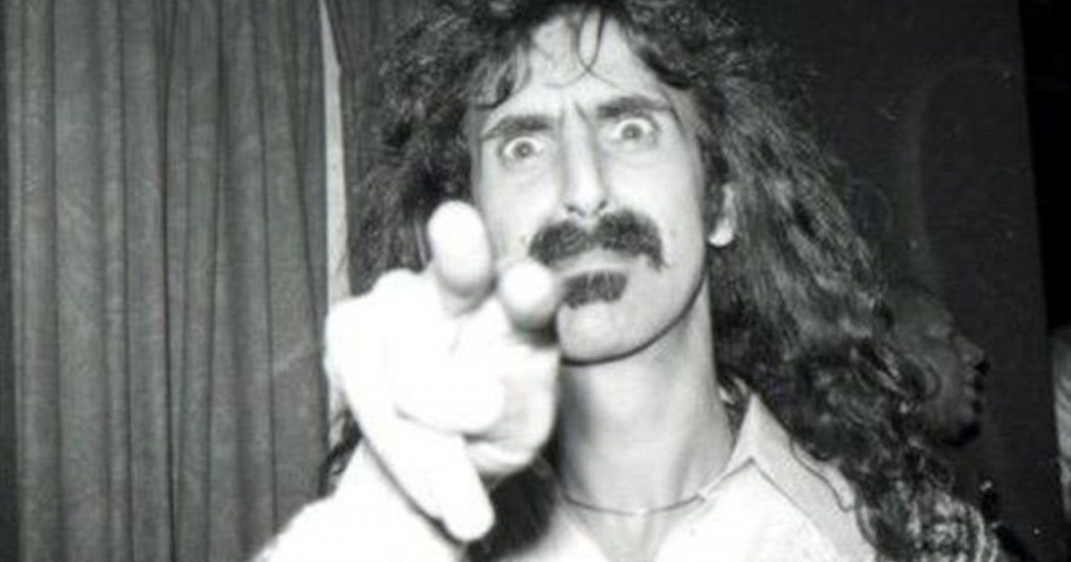 فرانك زابا .. أسطورة موسيقية كسر حدود الفن والإبتكار