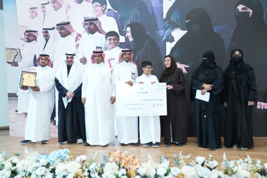 صور.. "‏تعليم جدة" يتوج الطلبة الفائزين في مسابقة "تجربتي المبدعة"