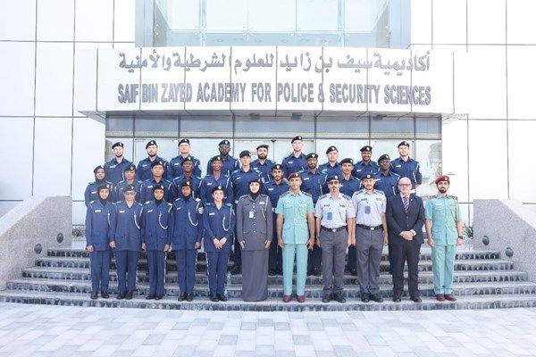 شرطة أبوظبي تُطلع "الطلبة الدوليين" على ممارسات التدريب الافتراضي