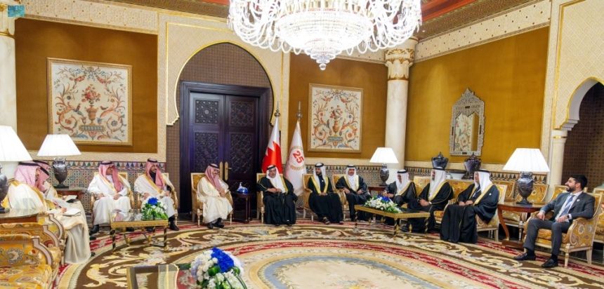 وزير الخارجية يبحث المستجدات في المنطقة مع ولي عهد البحرين