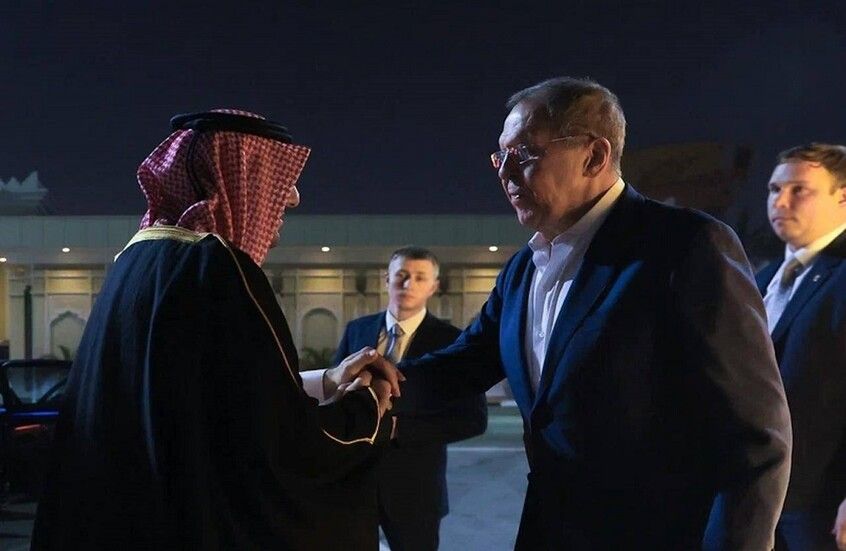 الخليج اليوم .. لافروف يناقش في الدوحة "اللعبة المعقدة" في سوريا