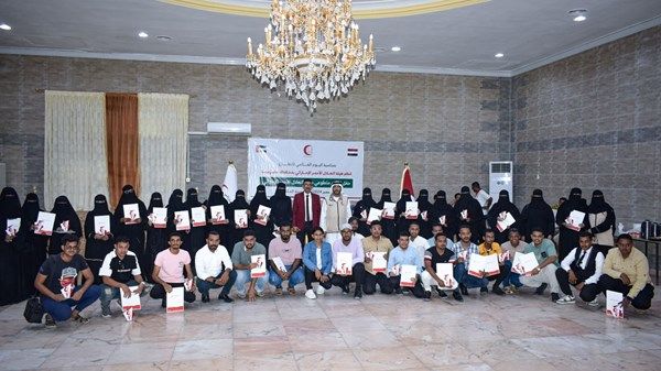 «الهلال الأحمر» يكرّم متطوعيه في المكلا