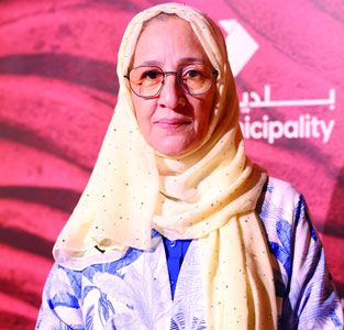 الامارات | 15 فناناً ينحتون زينة دبي في الصخر والرخام