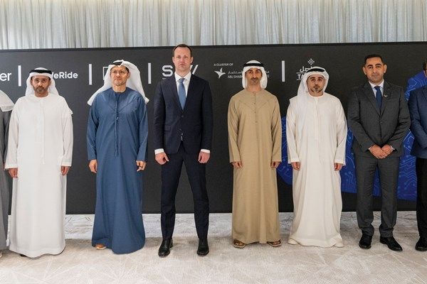 حمدان بن محمد بن زايد يشهد إطلاق خدمة التنقل الذاتي على منصة «أوبر» بالشراكة مع «وي رايد»