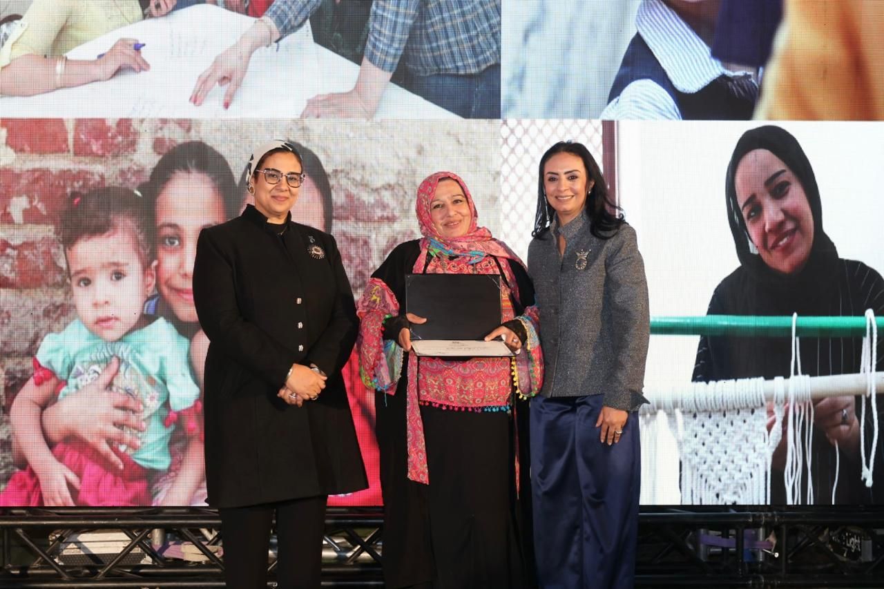 القومى للمرأة يكرم وزيرة التضامن الاجتماعى لدورها الرائد والأعضاء السابقين