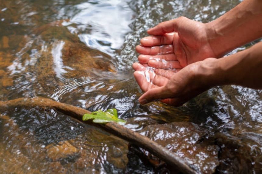 حظر استخدام مصادر المياه السطحية.. والكميات محددة بالرخصة