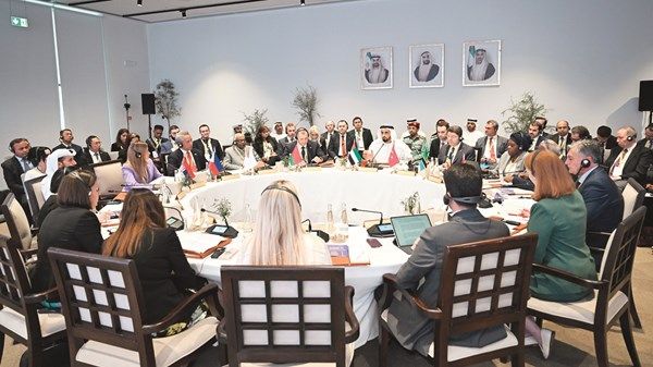 سيف بن زايد يترأس جلسة وزارية رفيعة المستوى